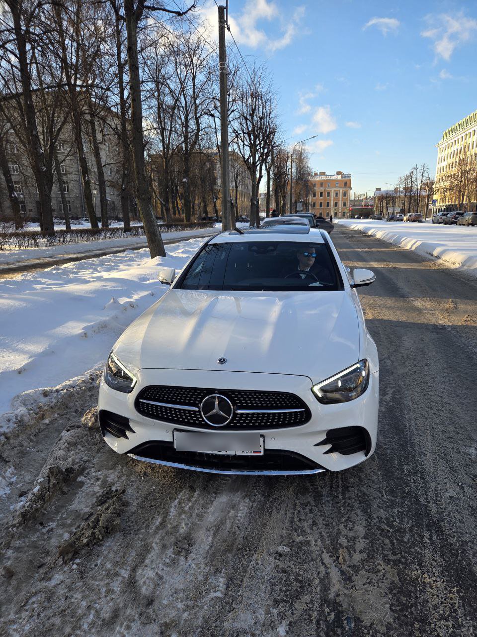 Mercedes-Benz E220 AMG у входа — подача автомобиля в Санкт-Петербурге