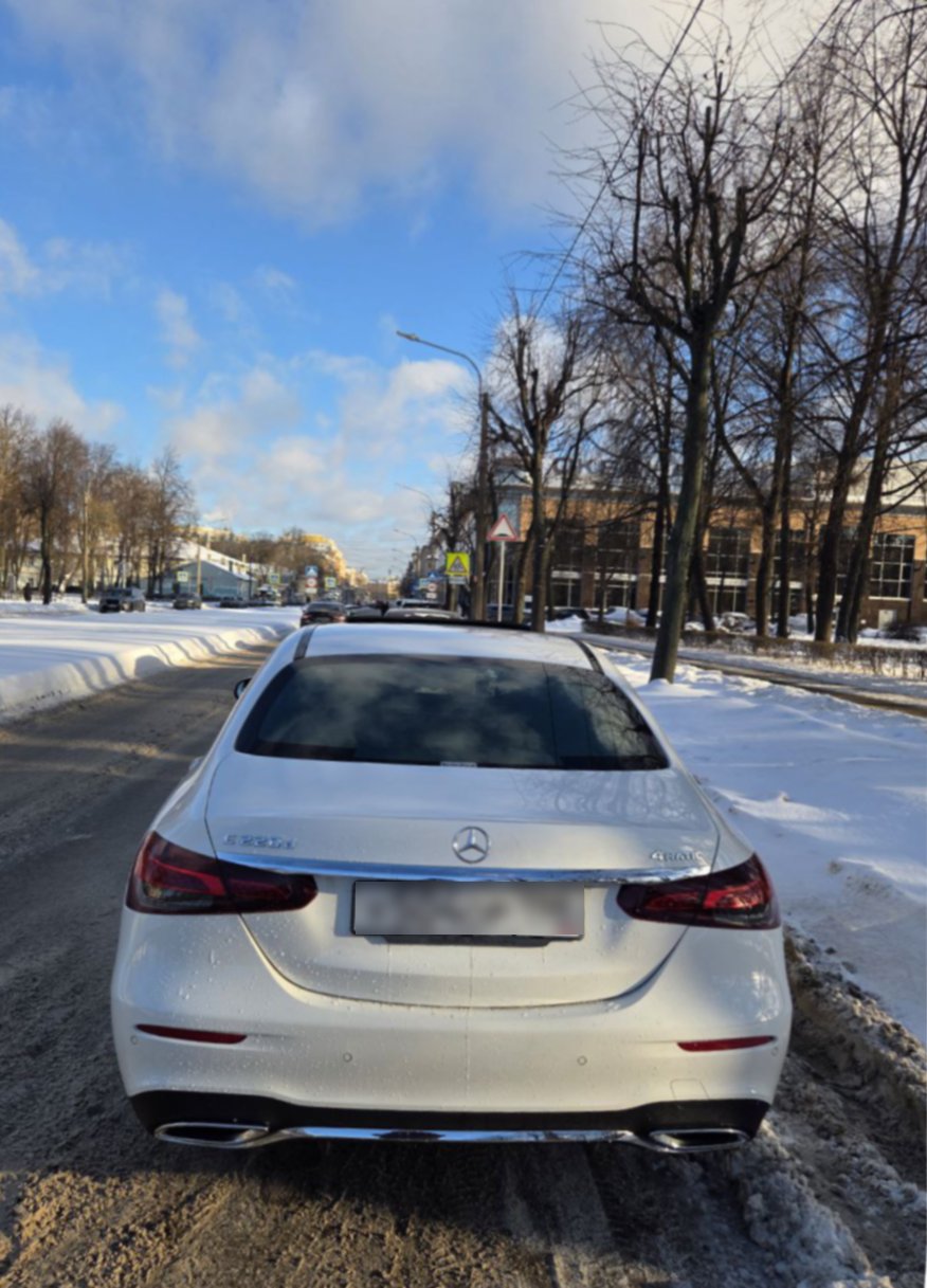 Mercedes-Benz E220 AMG — вид сзади