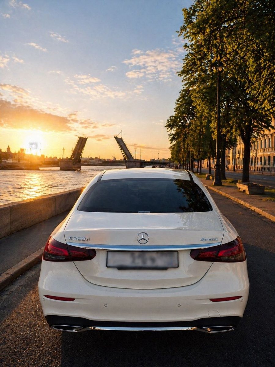 Mercedes-Benz E220 AMG на набережной Невы у разведённого моста — ночные поездки в сезон белых ночей